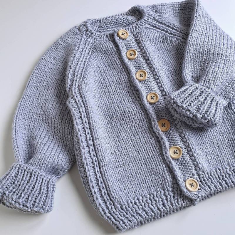 Handgemachte Baby Strickjacke | Pullover Weiche Minky Wolle Holzknöpfe Neugeborenen Geschenk Gemütliche Babysachen von AlleyaKnit