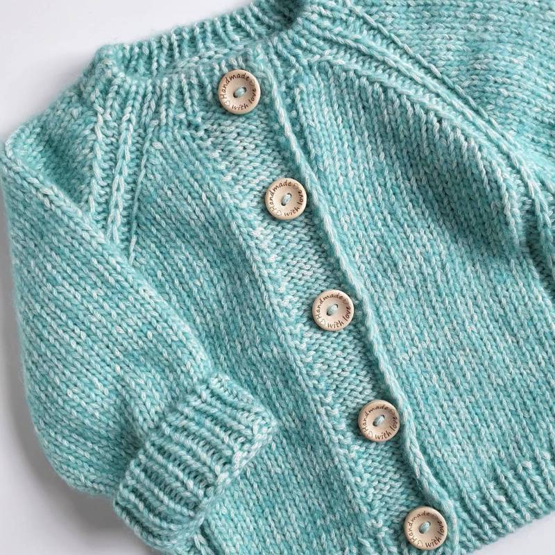 Handgemachte Baby Strickjacke | Weiche Alpakawolle Pullover Holzknöpfe Neugeborenen Geschenk Gemütliche Babysachen von AlleyaKnit