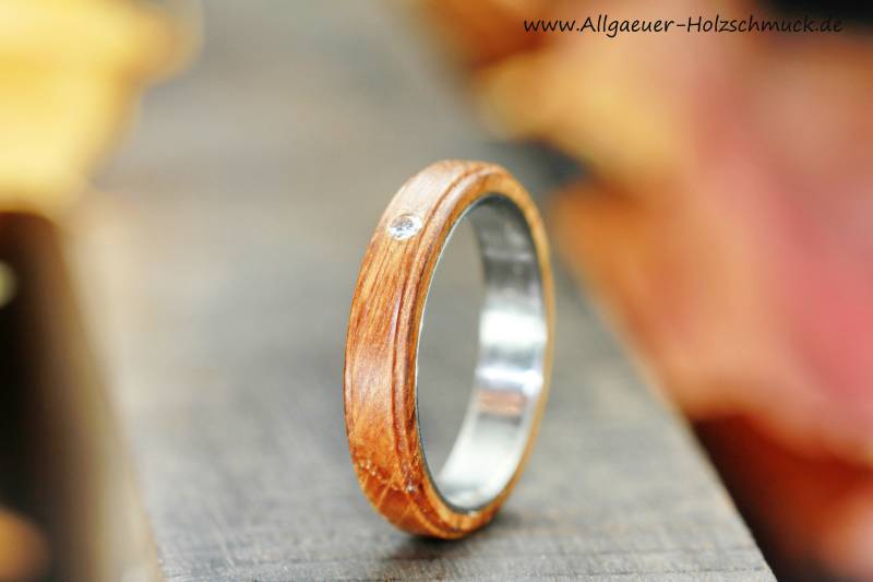 Ringe Ring Eichenholz Mit Swarovski® Stein Aus Holz Holzring Ehering Verlobungsring Freundschaftsring Handgefertigter Naturschmuck von AllgaeuerHolzschmuck