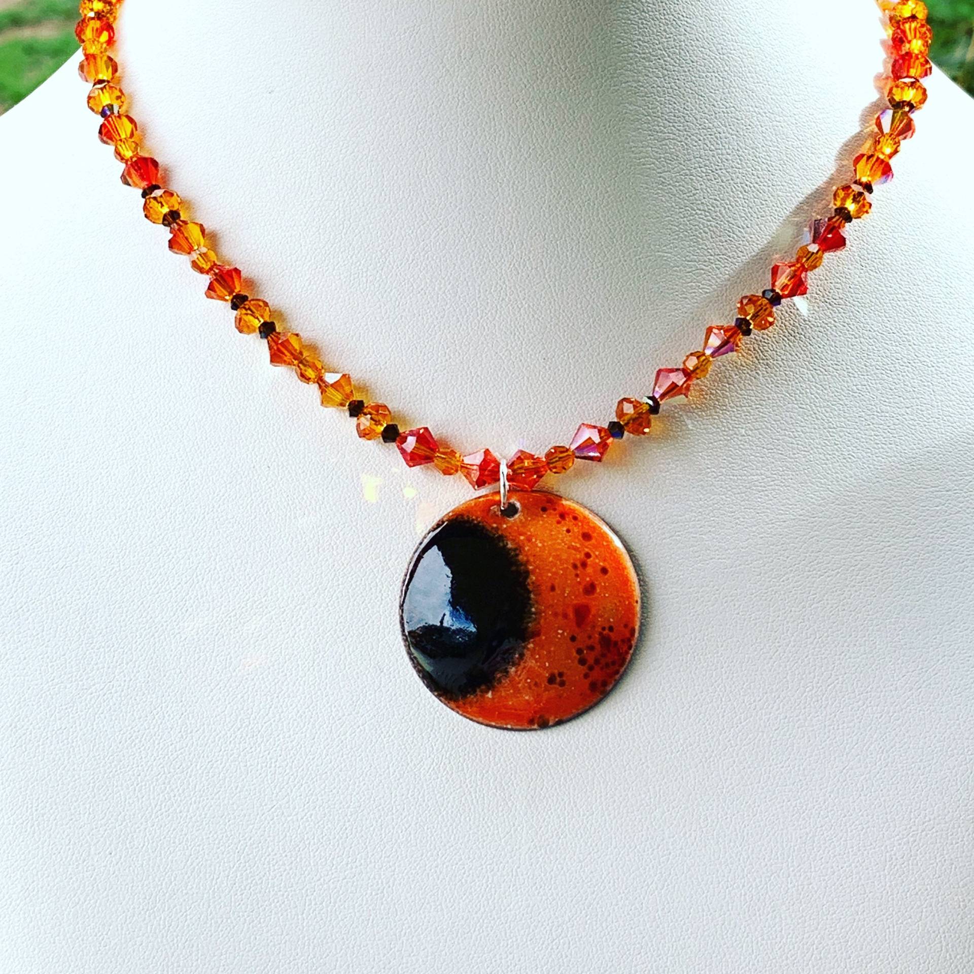 Swarovski Kristall Und Emaillierte Eclipse Halskette Unikat Handgemacht Versandfertig Swarovski Kristall Und Emaillierte Eclipse Halskette Unikat Handgemacht Versandfertig von Alliaks