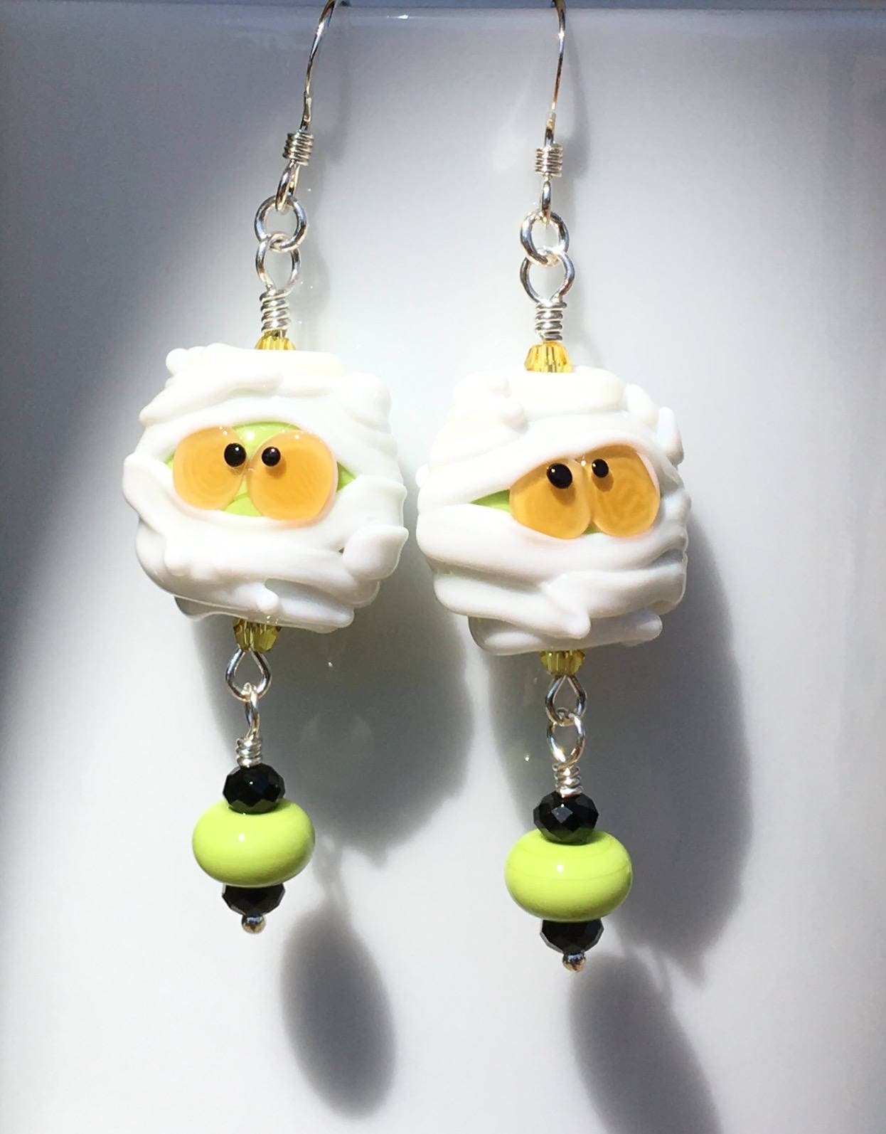 Swarovski Kristall Und Glasperlen Mumie Ohrringe Handgemachte Ooak Bereit Zu Halloween Party Dekoration Versenden Swarovski Kristall Und Glasperlen Mumie Ohrringe Handgemachte Ooak Bereit Zu Halloween Party Dekoration Versenden von Alliaks