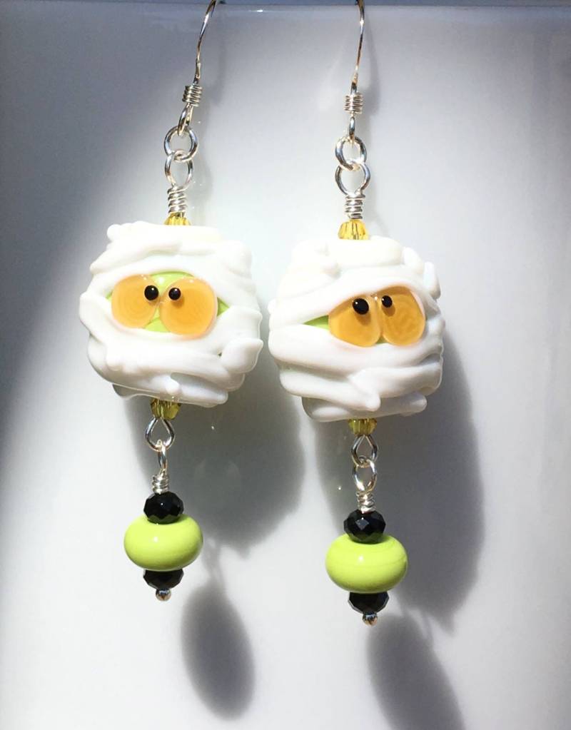 Swarovski Kristall Und Glasperlen Mumie Ohrringe Handgemachte Ooak Bereit Zu Halloween Party Dekoration Versenden Swarovski Kristall Und Glasperlen Mumie Ohrringe Handgemachte Ooak Bereit Zu Halloween Party Dekoration Versenden von Alliaks
