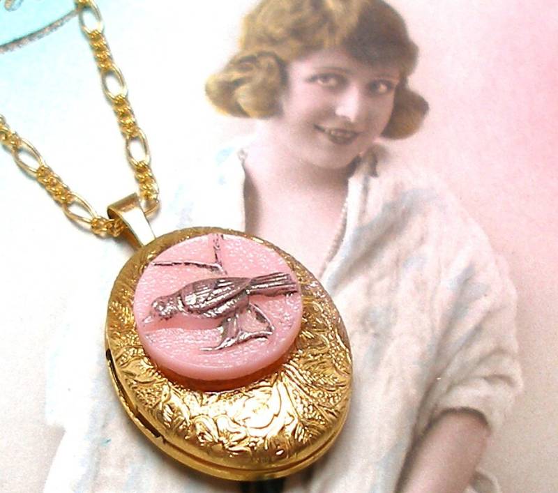 Bird Medaillon Gold Halskette. 1940Er Jahre Vintage Glasknopf Auf Gold. Einzelstück. Verbündete Verzierungen von AlliesAdornments