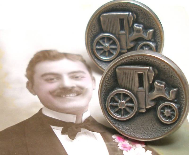 Herren Manschettenknöpfe Knopf. Vintage Fahrzeug Knöpfe Auf Silber. Einzigartiger Antiker Schmuckknopf. Verbündete Verzierungen. Im Sale Reduziert von AlliesAdornments