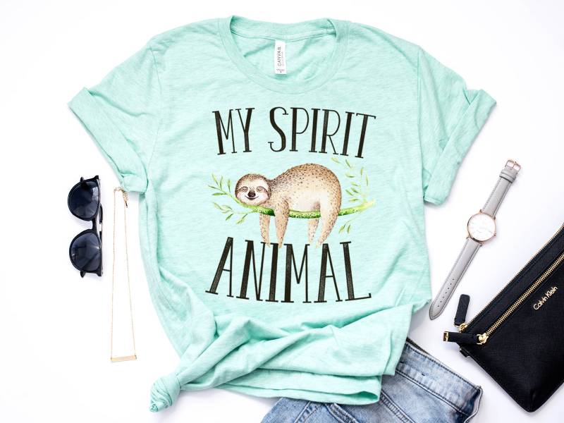 Faultier T Shirt, Spirit Tier Tshirt, Faultier, Pastell Bella Canvas Unisex-Artikel 6089 von AllinThePrint