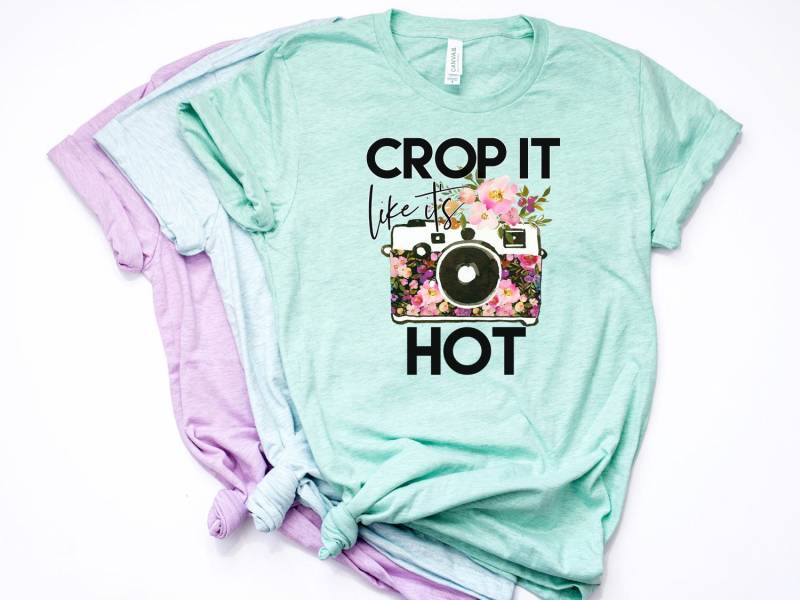 Fotografen Shirt, Fotograf Geschenk, Geschenk Für Fotografen, Crop It Like Es Hot, Kamera Pastell Bella Canvas - Artikel 6001 Fotografen Shirt, Fotograf Geschenk, Geschenk Für Fotografen, Crop It Like Es Hot, Kamera Pastell Bella Canvas - Artikel 6001 von AllinThePrint