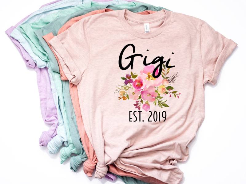 Gigi Shirt, Geschenk, T Tshirt, New Gigi, Schwangerschaft Reveal, Custom Pastel Bella Canvas - Artikel 6029 Gigi Shirt, Geschenk, T Tshirt, New Gigi, Schwangerschaft Reveal, Custom Pastel Bella Canvas - Artikel 6029 von AllinThePrint