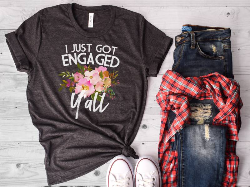 Just Engaged, New Bride, Future I Got Engaged Yall, Mrs, Verlobungsshirt, Braut Zu Sein Shirt - Artikel 6075 von AllinThePrint