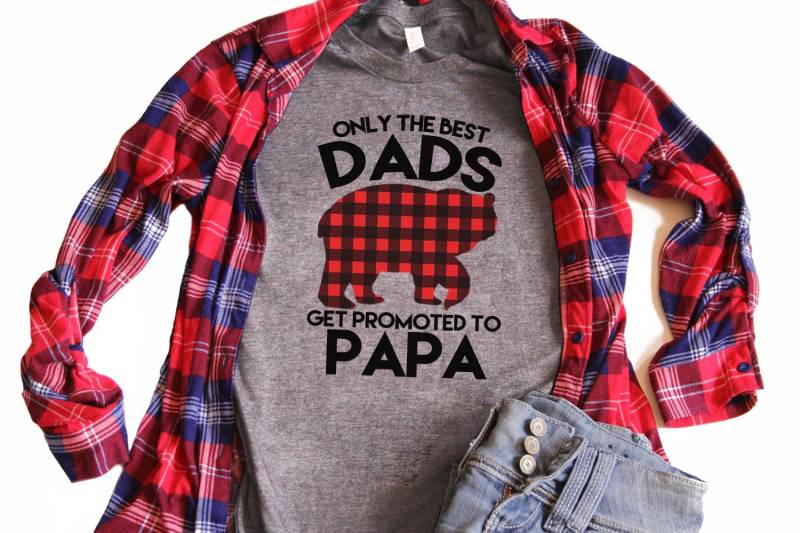 Papa T Shirt, Bär, Nur Die Besten Papas Werden Zum Befördert, Neuer Papa, Schwangerschafts-Reveal, Zum Befördert - Artikel 6175 Papa T Shirt, Bär, Nur Die Besten Papas Werden Zum Befördert, Neuer Papa, Schwangerschafts-Reveal, Zum Befördert - Artikel 6175 von AllinThePrint