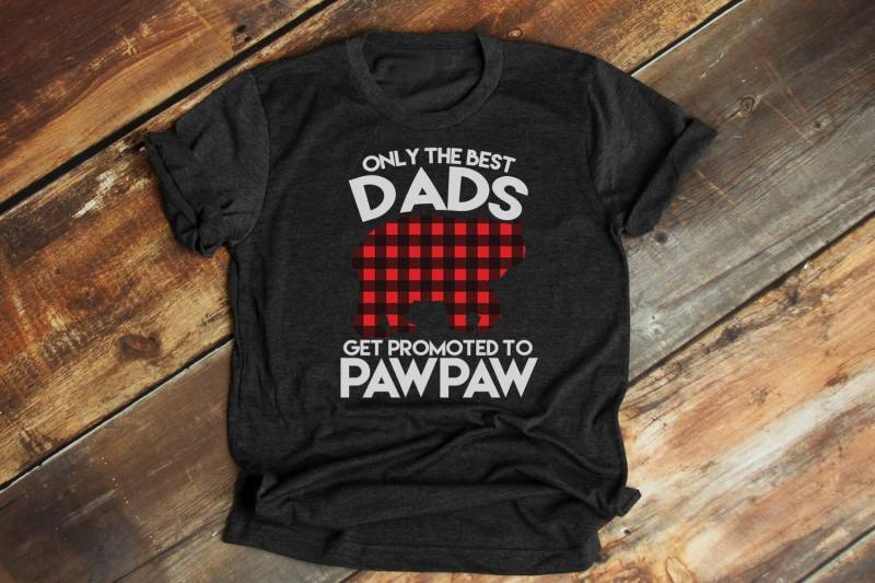 Pawpaw Shirt, Pfotenpfote, Nur Die Besten Papas Werden Zu Befördert, Neuer Pfotenpfoten, Schwangerschafts-Reveal, Promoted To - Artikel 7046 Pawpaw Shirt, Pfotenpfote, Nur Die Besten Papas Werden Zu Befördert, Neuer Pfotenpfoten, Schwangerschafts-Reveal, Promoted To - Artikel 7046 von AllinThePrint