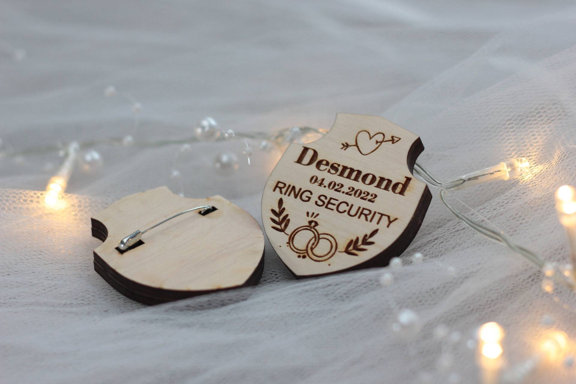 Personalisierter Holzring Sicherheitsabzeichen Gravierte Hochzeitsnadel Personalisierter Holzring Sicherheitsabzeichen Gravierte Hochzeitsnadel von AllinclusiveStore