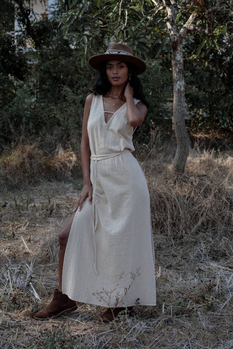 Beiges Kleid/Maxikleid Langes Sommerkleid Mit V-Ausschnitt Natürliches Beige von AllisLoveArt