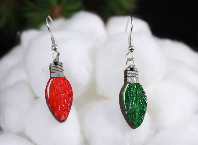 Weihnachtsschmuck, Glühbirne Ohrringe, Laser Cut Schmuck, Weihnachtsohrringe, Holz Geschenk Für Sie, Weihnachtsgeschenk, Mama von AllisonDoyleDesign
