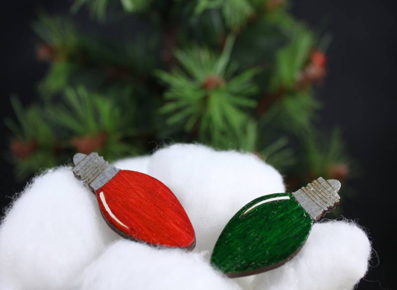 Weihnachtsschmuck, Glühbirne Pin, Weihnachten Anstecker, Laser Cut Holz Weihnachtsbrosche, Schmuck, Holzschmuck, Weihnachtslicht Weihnachtsschmuck, Glühbirne Pin, Weihnachten Anstecker, Laser Cut Holz Weihnachtsbrosche, Schmuck, Holzschmuck, Weihnachtslicht von AllisonDoyleDesign