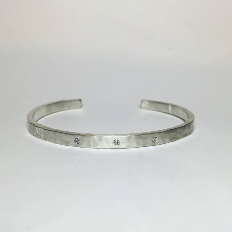 Gehämmertes Diamant-Manschettenarmband von AllisonHallJewelry