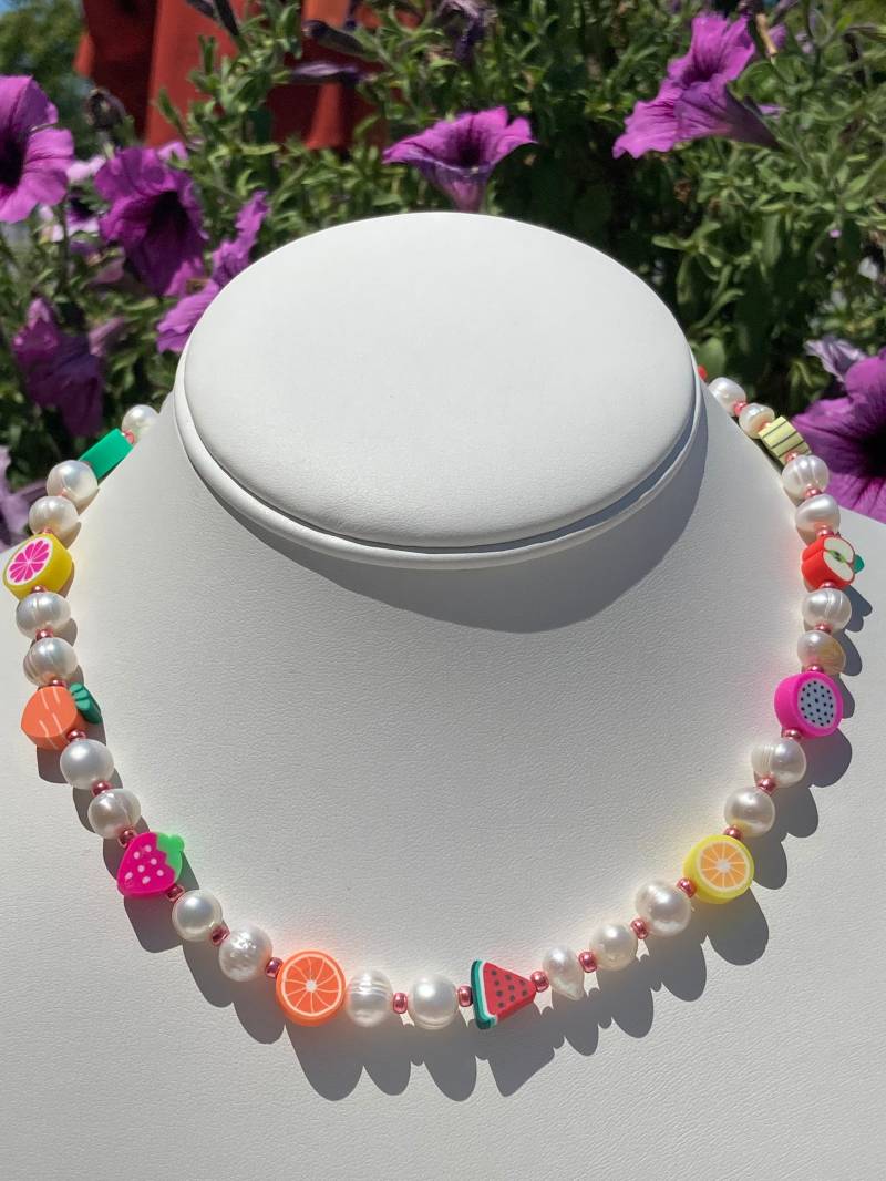 Früchte Halskette/Obst Mit Süsswasserperlen Und Rosa Metallic Rocailles Skurril Regenbogen Gelb Grün Rot Orange Pink von AllisonsJewels