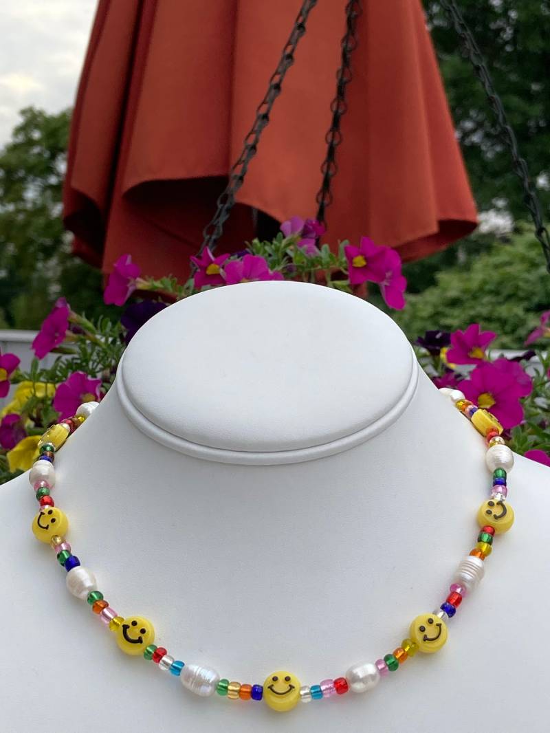 Y2K Smiley Face Perlenhalskette/Halskette Süßwasserperlen Smile Fun Perlen Und Rocailles 90Er Jahre Nostalgie von AllisonsJewels
