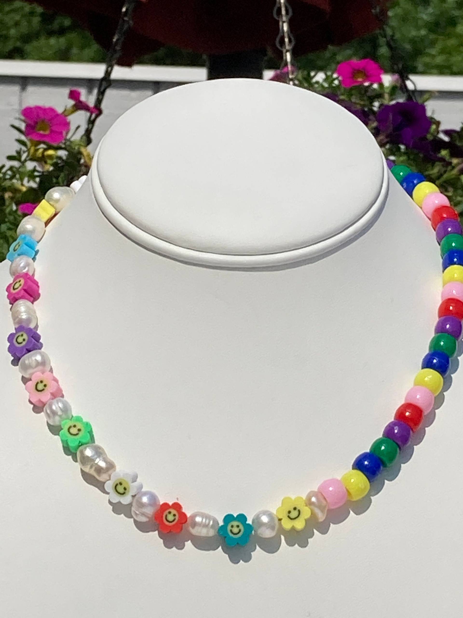 Zwei-Wege Blumen Smile Gesicht Halskette/Geteilte Süßwasserperlen Multi Color Bead Halb Perlen Spaß Sommer Herbst Frühling Zwei-Wege Blumen Smile Gesicht Halskette/Geteilte Süßwasserperlen Multi Color Bead Halb Perlen Spaß Sommer Herbst Frühling von AllisonsJewels