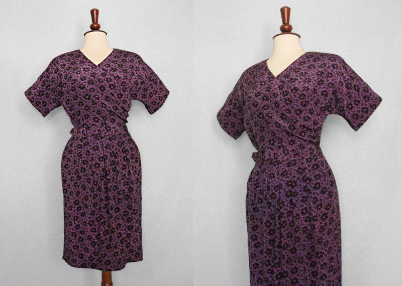 Seidiges Schwarzes Print-Kleid Mit Scheinwickel-Oberteil Und Schmalem Rock von AllofMyYesterdays