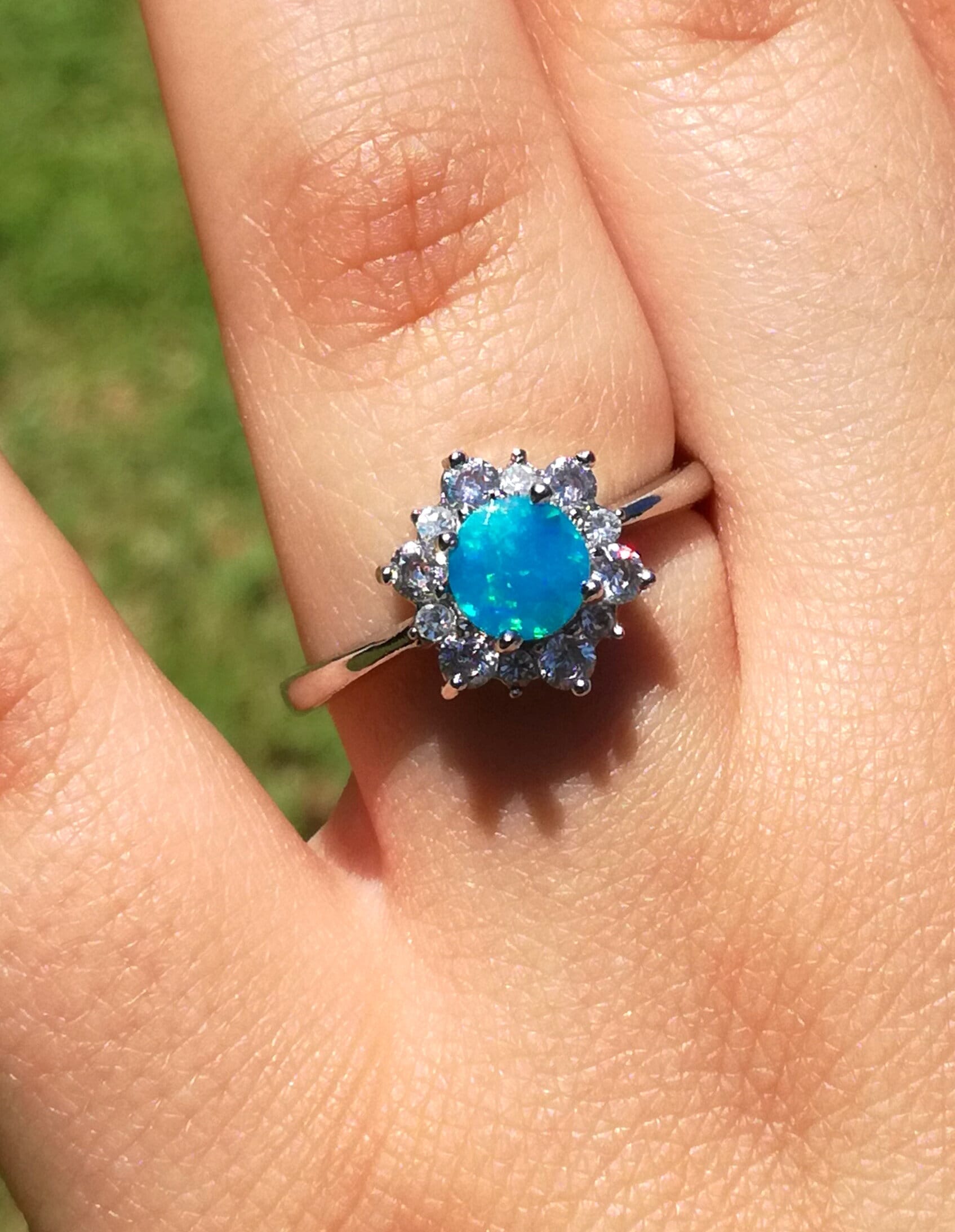 Opal Diamant Ring, Blauer Einzigartiger Vintage 14K Weißgold Halo Verlobungsring, Feueropal Ring von AllofmyLovebySigal