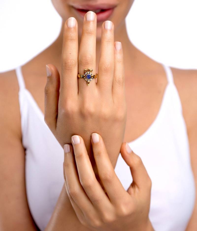 Saphir Verlobungsring Set Und Zwei Diamant Verschachtelung Eheringe Facettierte Krone Tiara Stapelringe, Passende Bänder 14K Solid Roségold von AllofmyLovebySigal