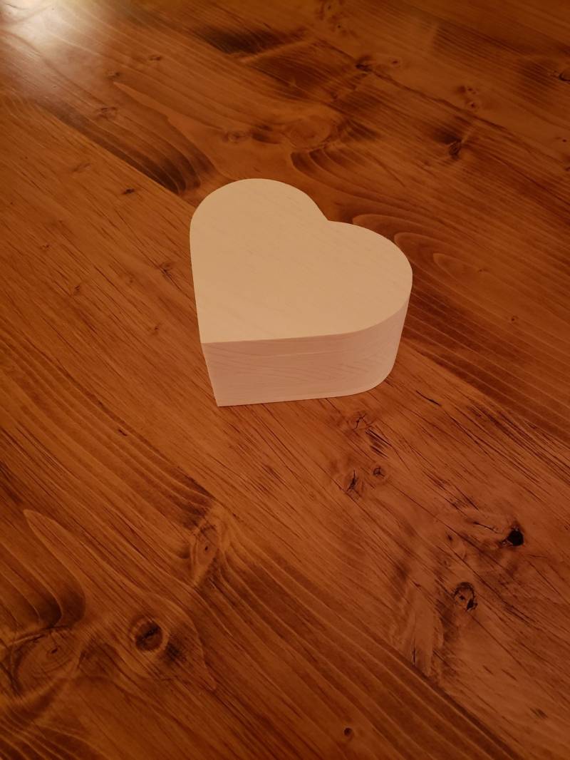 Mini Herzförmige Ringbox Mini Herzförmige Ringbox von AllportWoodworking