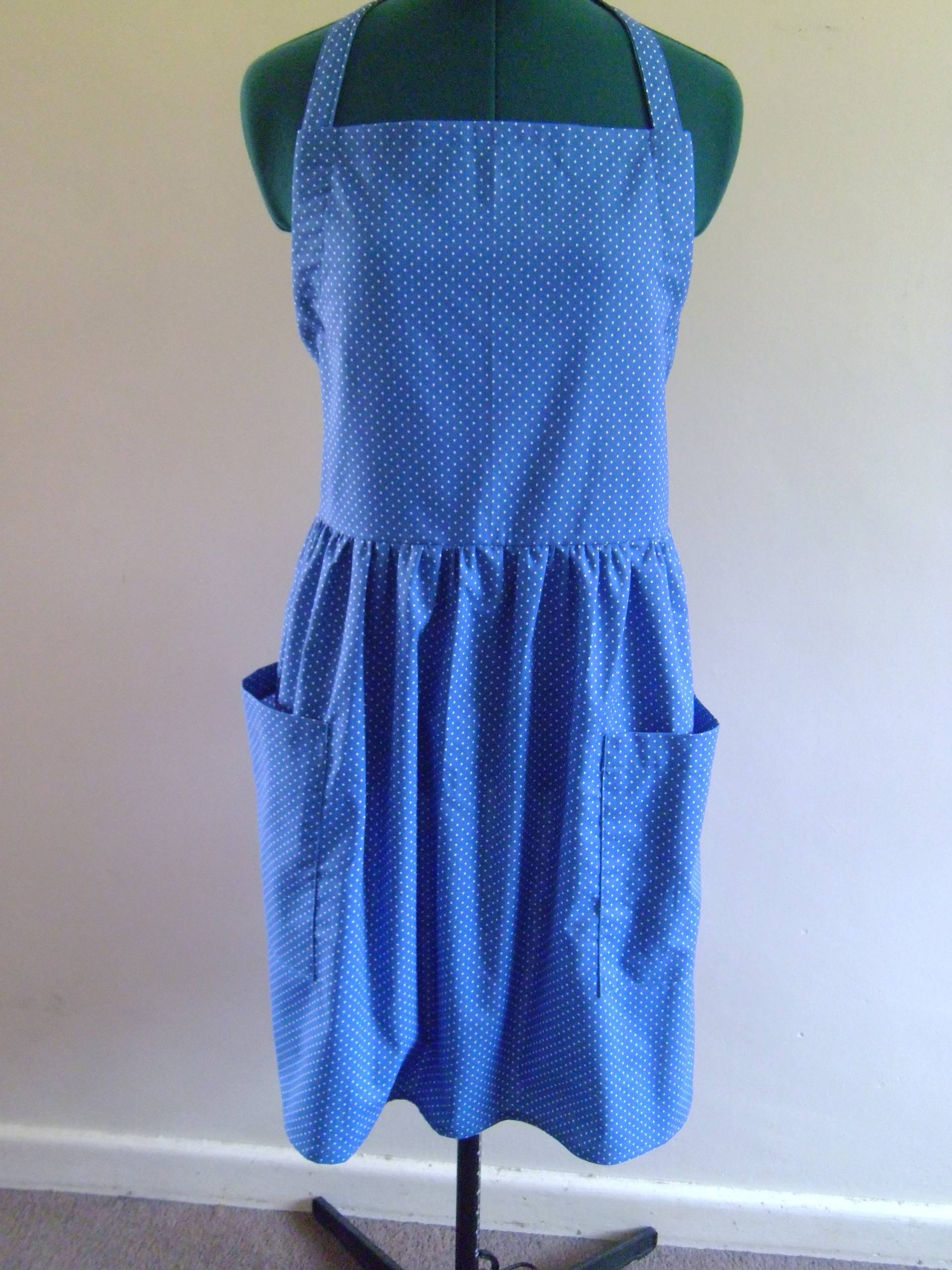 Damen Blau Polkadot Voll Verstellbare Ge Sammelte Schürze Damen Blau Polkadot Voll Verstellbare Ge Sammelte Schürze von Allstitchedupuk