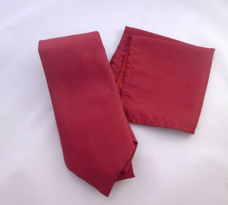 Herren Weinrot Polysatin Seidenkrawatte Und Hankie von Allstitchedupuk