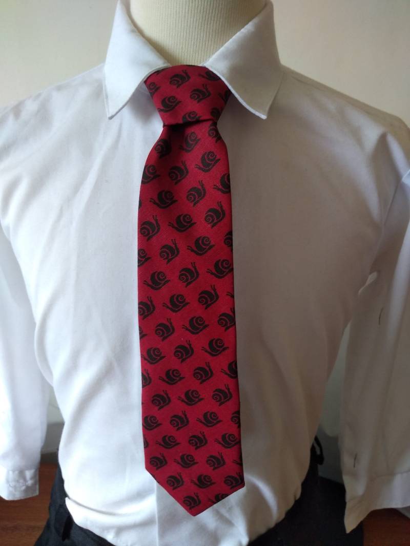 Jungen Krawatten Rot Mit Schwarzen Schnecken von Allstitchedupuk