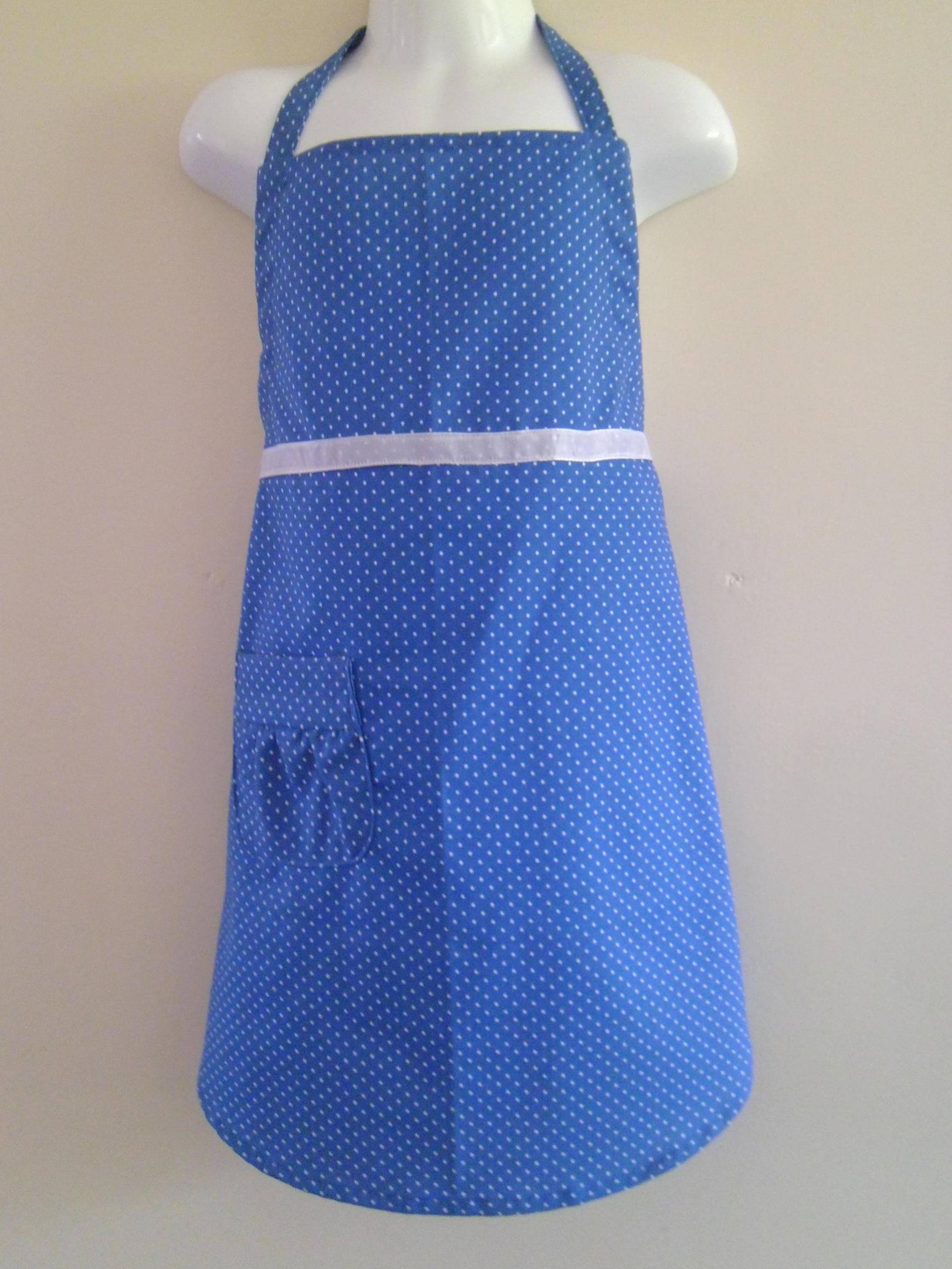 Mädchen Blaue Polka Dot Schürze Mit Ge Sammelter Tasche Mädchen Blaue Polka Dot Schürze Mit Ge Sammelter Tasche von Allstitchedupuk