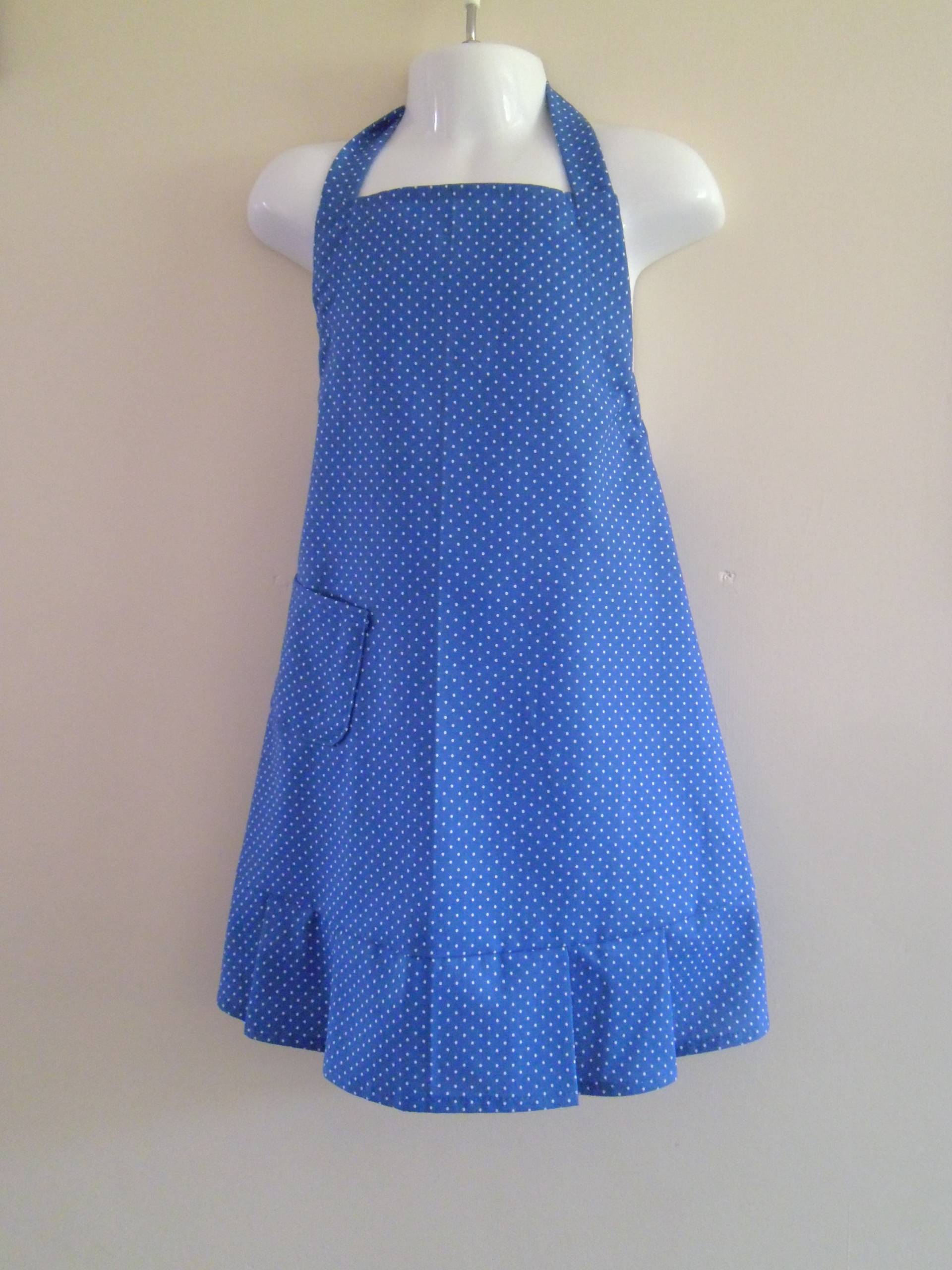 Mädchen Blaue Polka Dot Schürze Mädchen Blaue Polka Dot Schürze von Allstitchedupuk