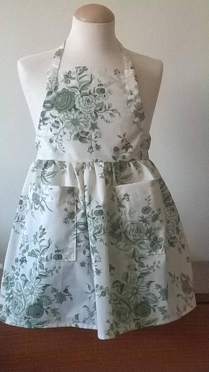 Mädchen Creme Und Grün Blumen Schürze Mädchen Creme Und Grün Blumen Schürze von Allstitchedupuk