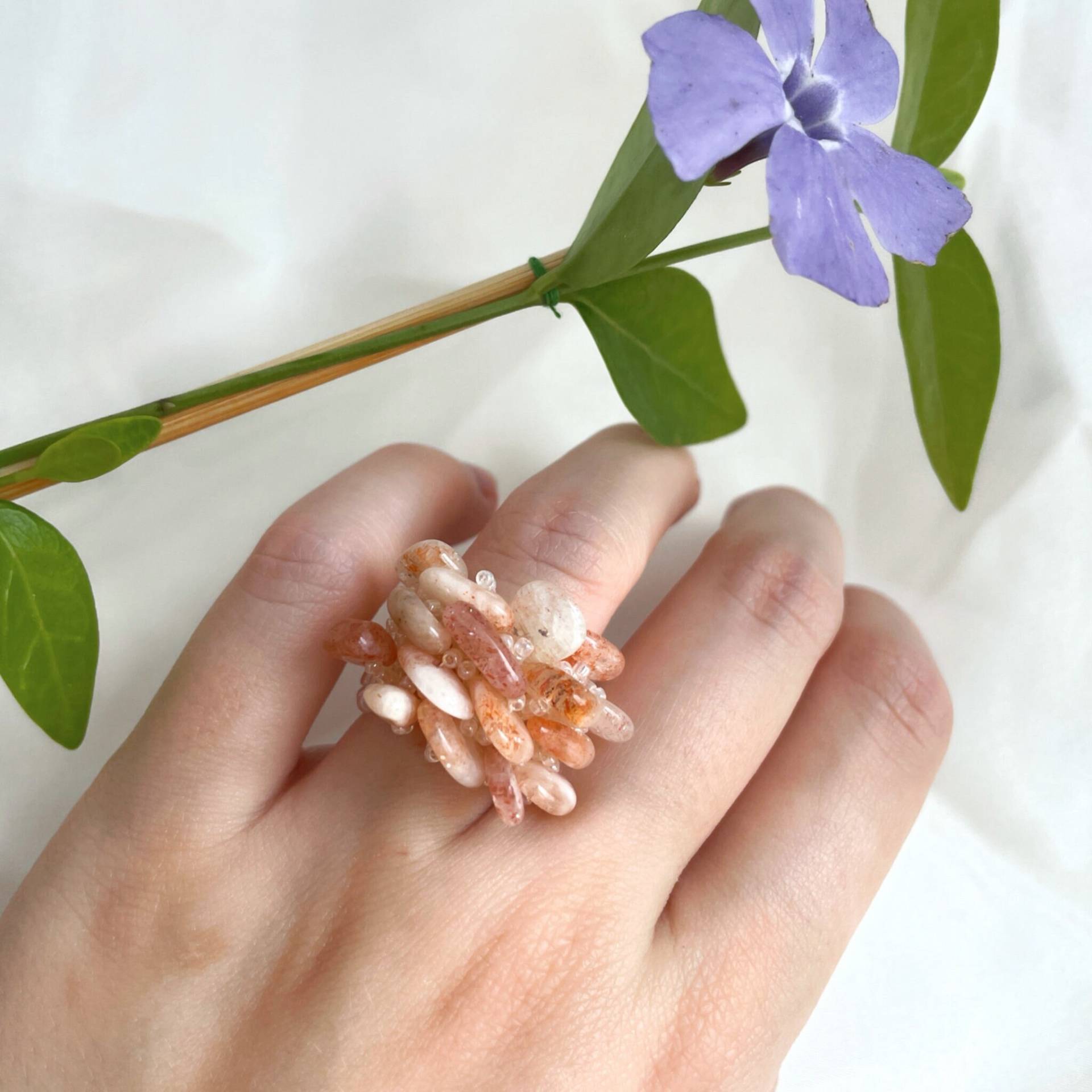 Edelstein Rocailles Ring Havarpi, Aus Echten Sonnenstein Splittern Und Creme Glas Perlen Edelstein Rocailles Ring Havarpi, Aus Echten Sonnenstein Splittern Und Creme Glas Perlen von Allthosepearls