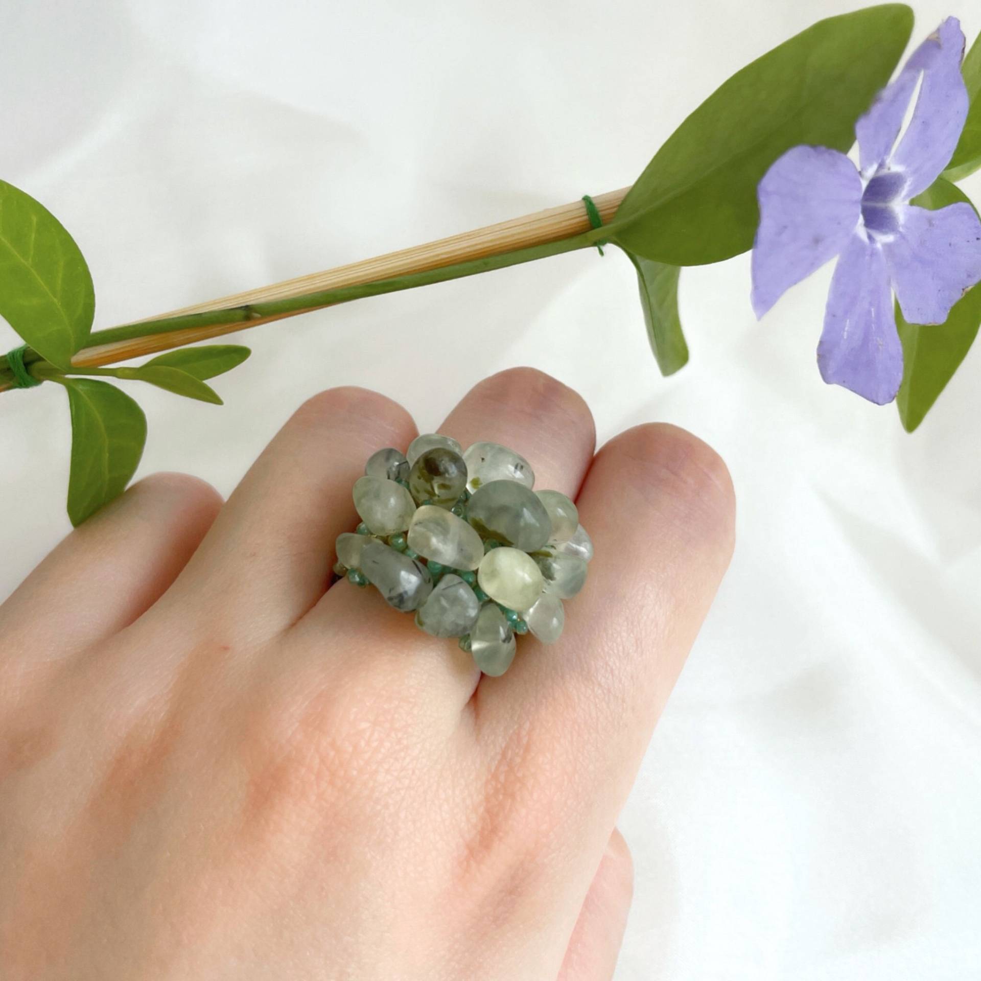 Edelstein Rocailles Ring Nver, Aus Echten Prehnit Steinen Und Grünen Glas Perlen Edelstein Rocailles Ring Nver, Aus Echten Prehnit Steinen Und Grünen Glas Perlen von Allthosepearls