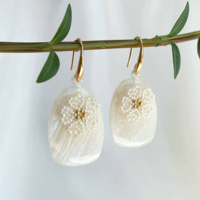 Pinterest Ohrringe Raya, Vergoldet, Cremefarbene Und Goldene Rocailles Perlen, Charm in Perlmutt Optik von Allthosepearls