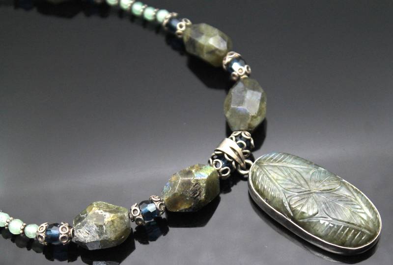 Geschenk-Idee Handgefertigte Ein Von Einer Art Geschnitzt Echte Pfau Labradorit Aventurin Sterling Silber Perlen Halskette 16" von AllureUnited