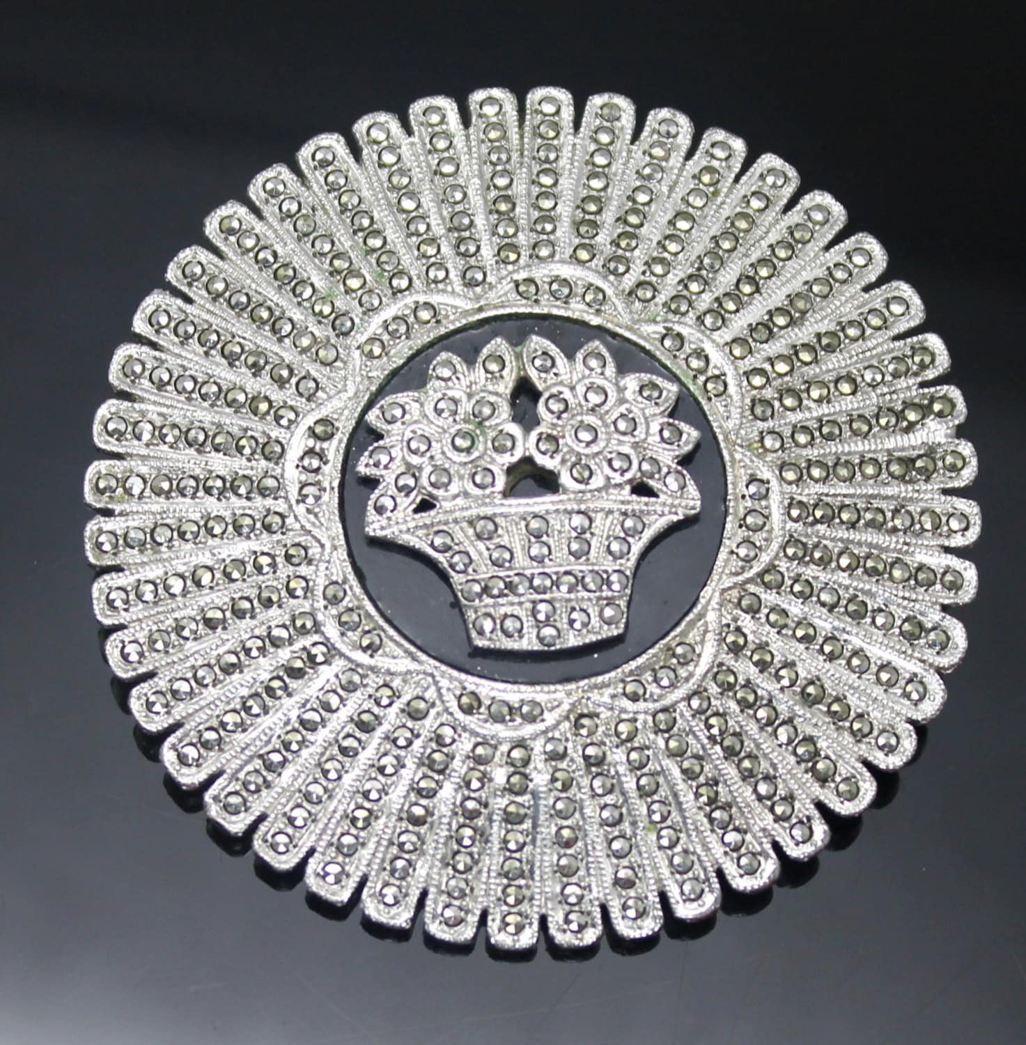 Geschenk-Idee Schillernde Art-Deco-Echten Schwarzen Onyx Hintergrund Markasiten Akzent Blumen Silber Große Brosche/Anhänger von AllureUnited