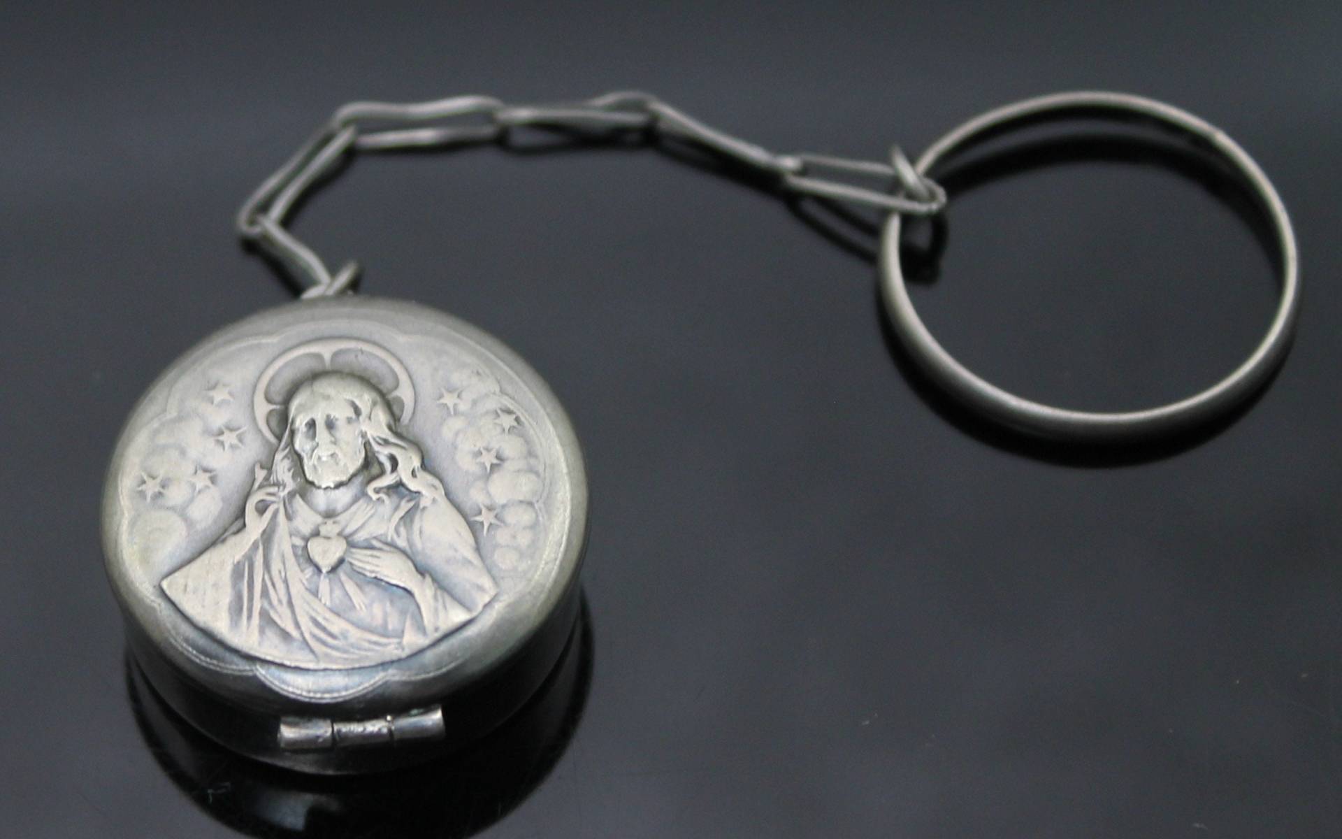 Unter Sammlern Sehr Antik/Repousse Design Religiösen Pill Box Speicher Key Chain Sterling Silber Leigth 4" von AllureUnited