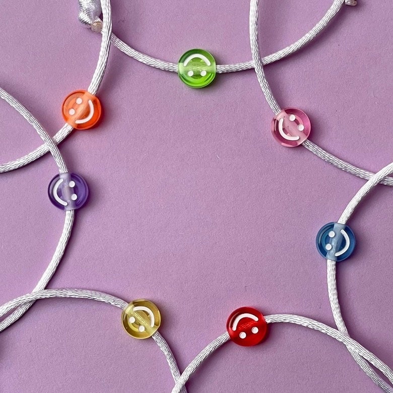 Happy Lucid Satin Bracelet | Smiley Face Happy Emoji Blogger Style Fashion Lächeln Beste Freunde Wish Armband von AlluresShop