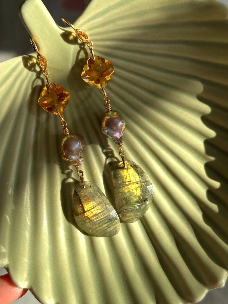 Citrin , Barock Perle Und Labradorit Tropfen Als Ohrhänger von AlluringPiecesByC
