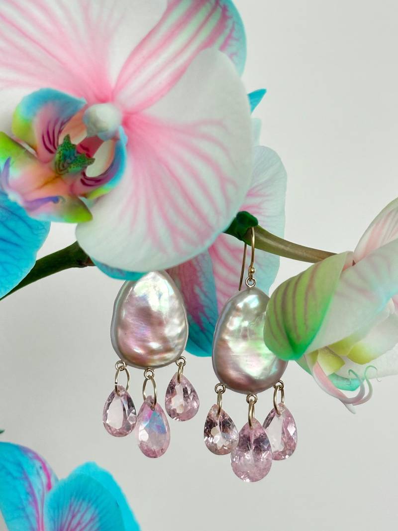Graue Irisierende Perle Und Rosa Morganit Kronleuchter Ohrringe von AlluringPiecesByC