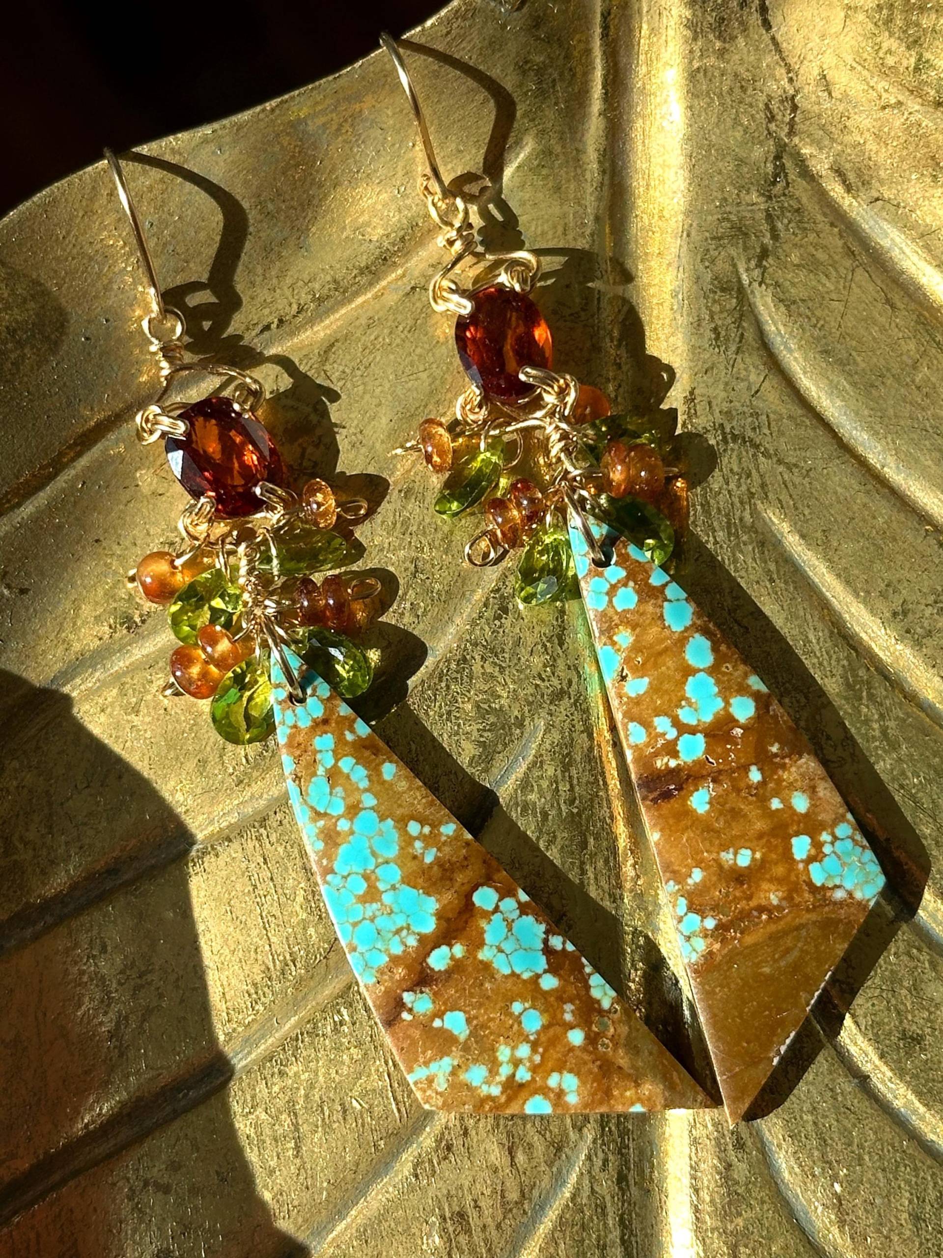 Seltene Nevada Zahl 8 Türkis, Hessonit-Granat Und Peridot Ohrringe von AlluringPiecesByC