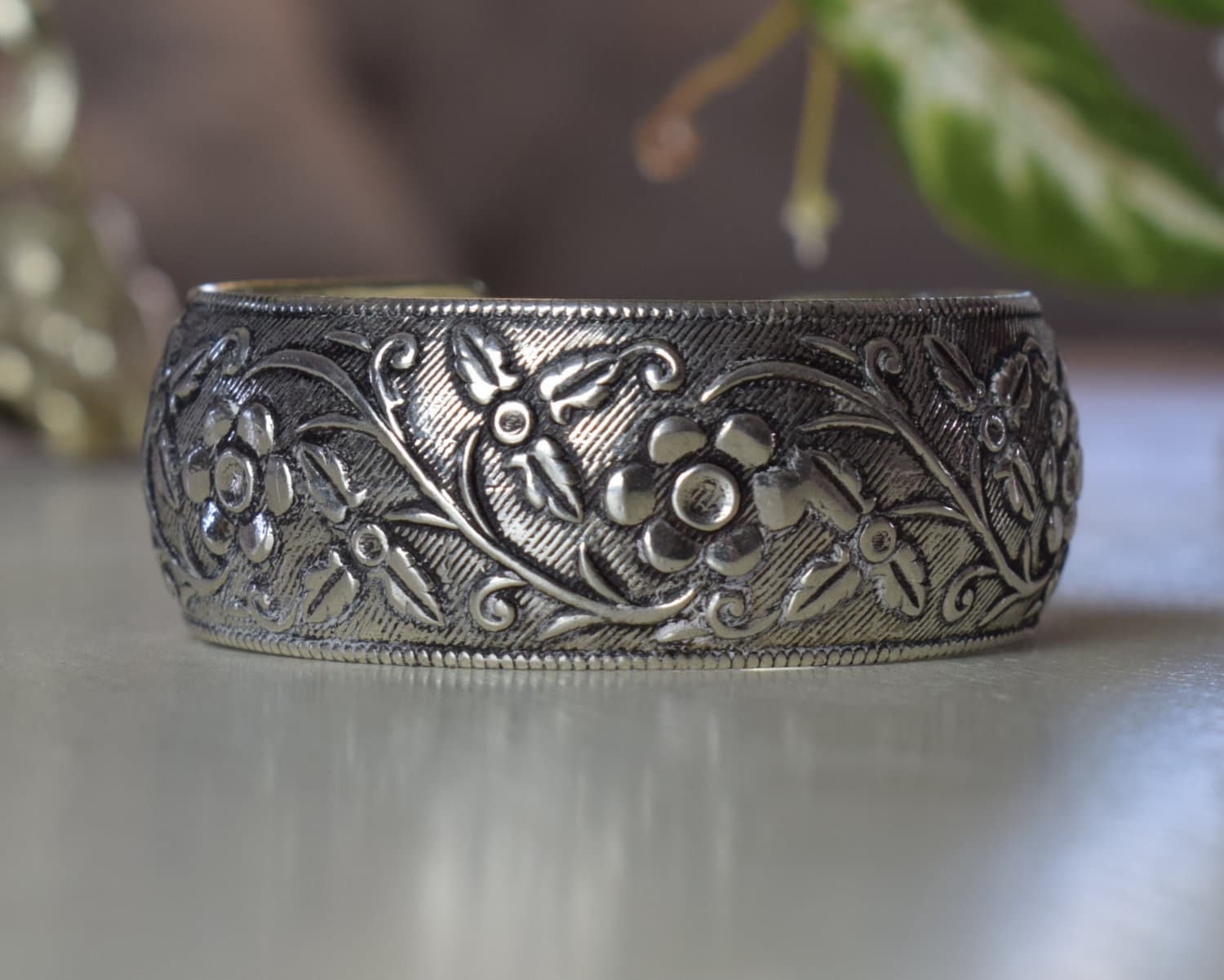 sterling Silber Repousse Floral Gestempelt Graviert Dekorative Armband Manschette von AllworldCollectibles
