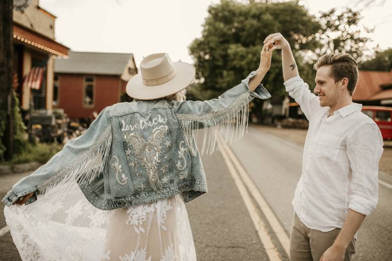 Individuelle Jacke | Anzahlung Nur Handbemalt Und Verschönert Jeans, Leder & Wildleder Fransenjacke Individuelle Jacke | Anzahlung Nur Handbemalt Und Verschönert Jeans, Leder & Wildleder Fransenjacke von AllyJacquelineCo