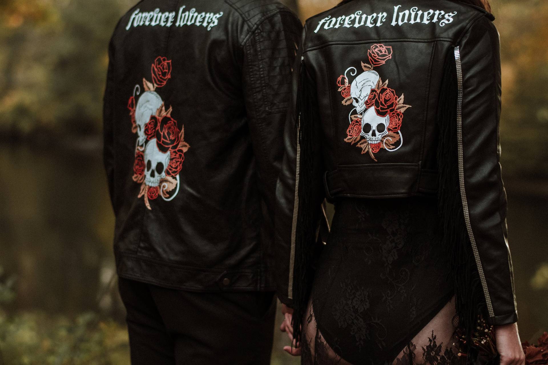 Zu Verleihe Passende Totenkopfjacken | Gemalte His & Hers Jacken Für Goth, Halloween Und Alternative Paare Totenköpfe Wildleder Fransen Zu Verleihe Passende Totenkopfjacken | Gemalte His & Hers Jacken Für Goth, Halloween Und Alternative Paare Totenköpfe Wildleder Fransen von AllyJacquelineCo