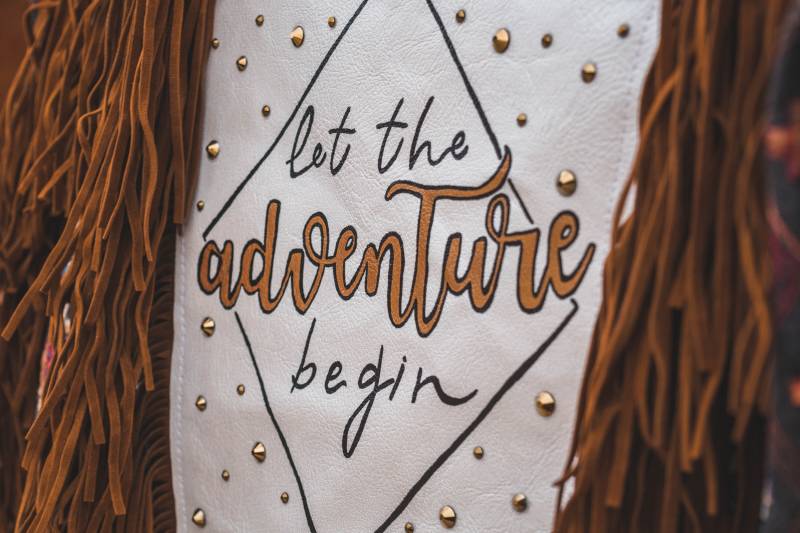 Zu Verleihe Unikat Upcycled Jacke | Tragbare Kunst Kunstleder Mit Bemalter Schriftzug, Ohrstecker, Wildleder Fransen von AllyJacquelineCo