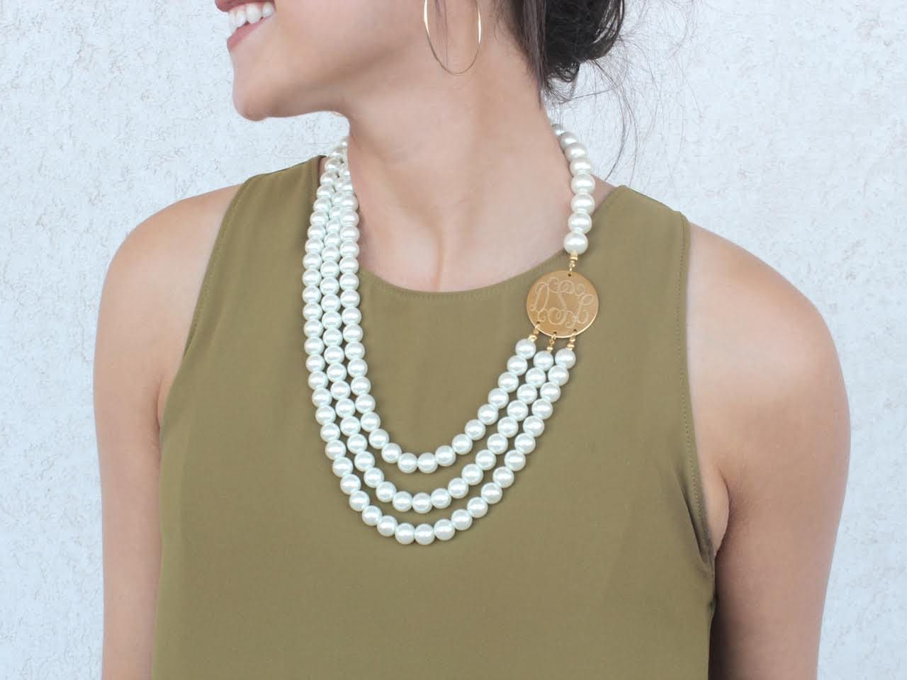 Monogramm Halskette, Edel Überlagerte Gravierbare Perlenhalskette, Modeschmuck, Perlen Geschichtete Halskette Monogramm Halskette, Edel Überlagerte Gravierbare Perlenhalskette, Modeschmuck, Perlen Geschichtete Halskette von AllyannaGifts