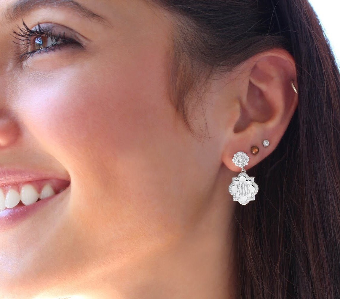Quatrefoil Ohrringe, Sterling Silber Monogramm Engraving Cz Ohrringe Quatrefoil Ohrringe, Sterling Silber Monogramm Engraving Cz Ohrringe von AllyannaGifts