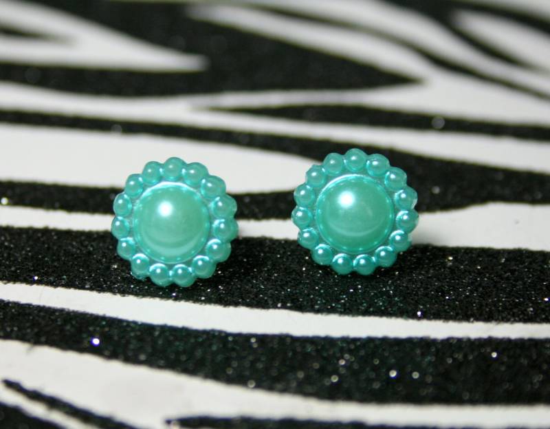 Blau Grün Blumen Ohrringe, Perlmutt Floral Aqua Ohrstecker von Allysin