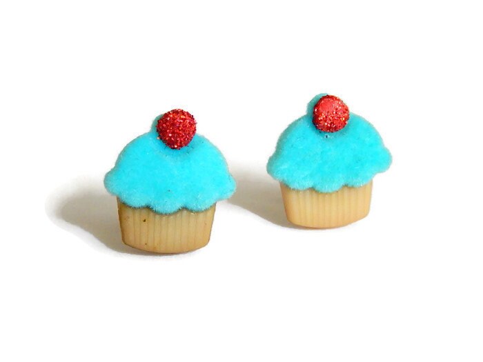 Blaue Cupcake Ohrringe, Fuzzy Ohrstecker, Kawaii Süße Leckereien, Mini Essen Schmuck von Allysin